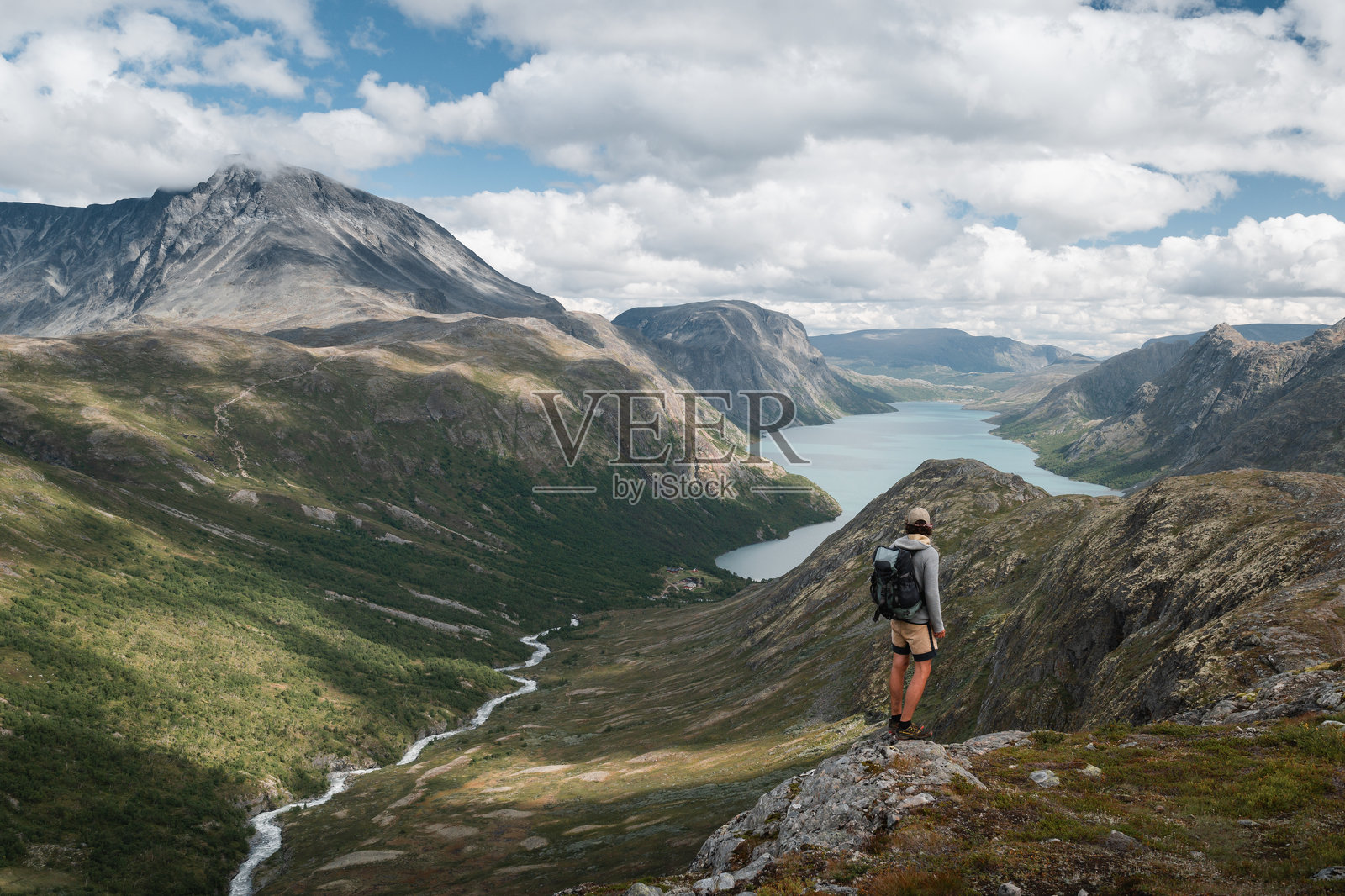 徒步旅行者站在山崖边缘俯瞰峡湾和挪威风光照片摄影图片