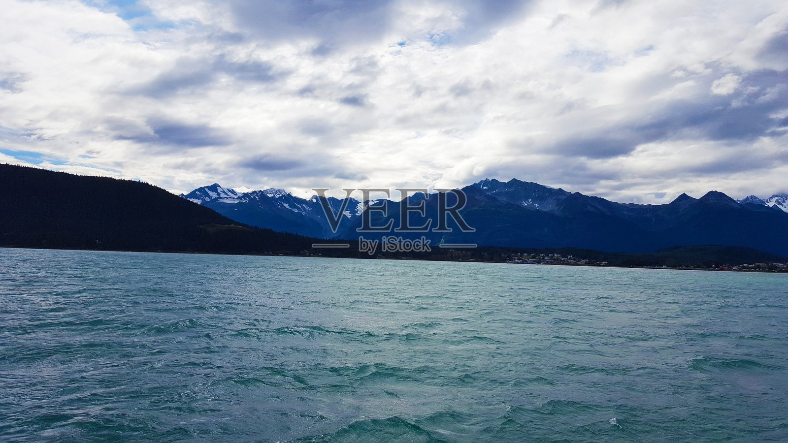 宁静的阿拉斯加水域和风景照片摄影图片