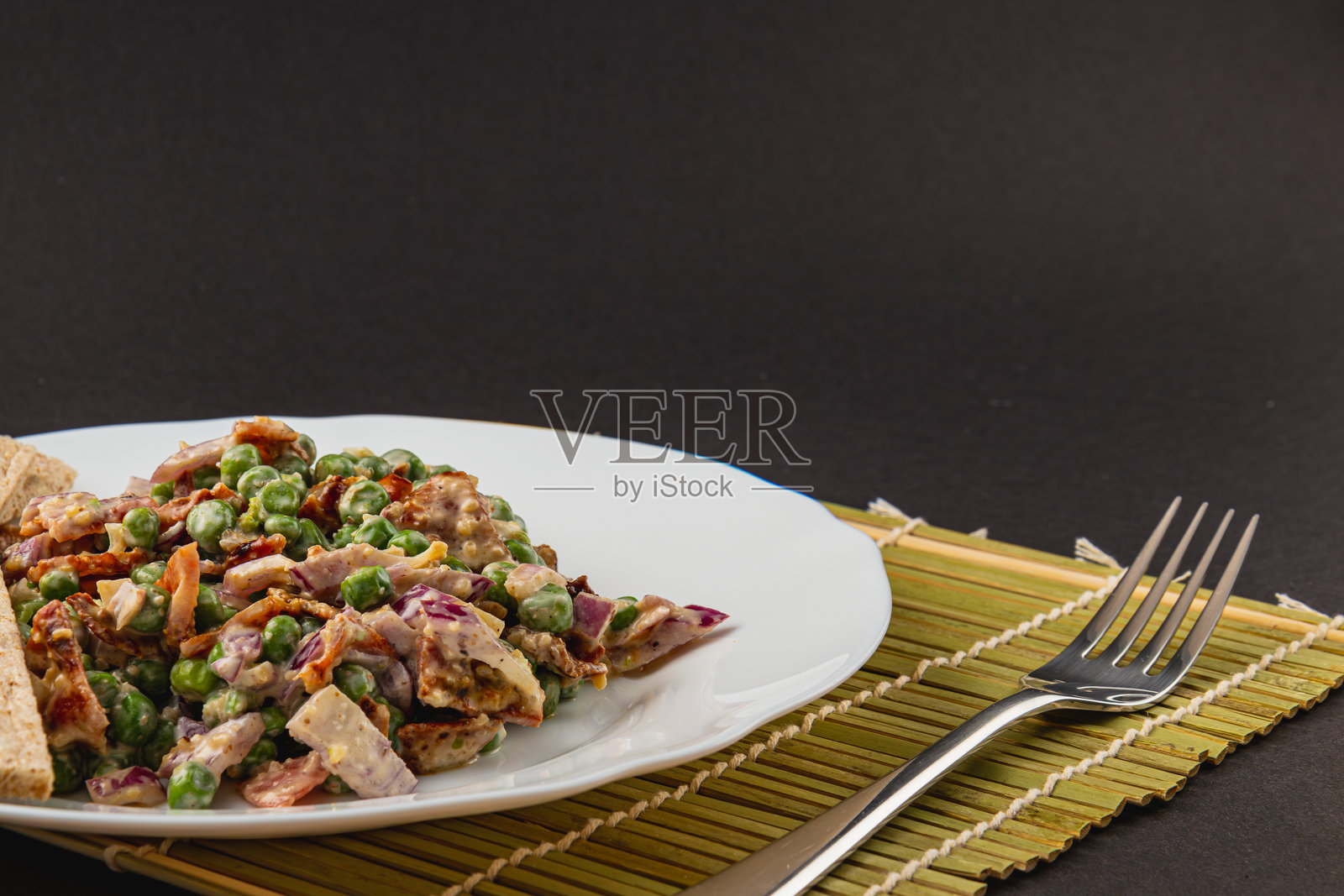 创意沙拉，搭配青豌豆、葱和全麦面包的美味享受照片摄影图片