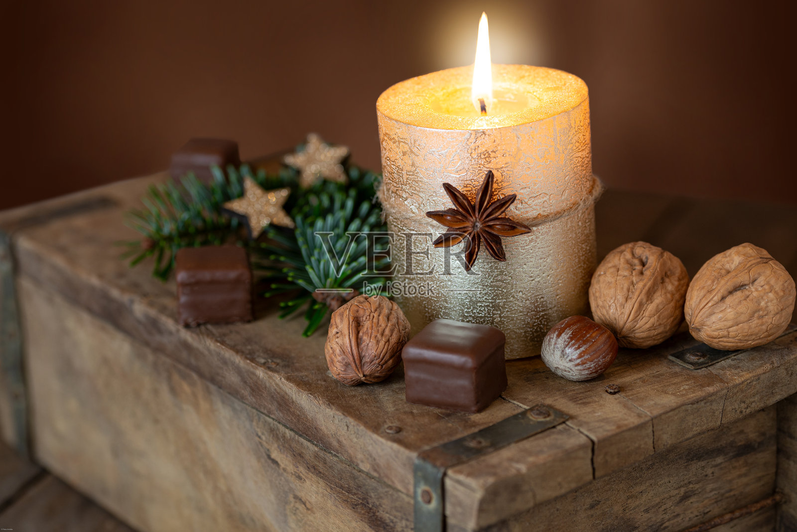 圣诞装饰，金色蜡烛、多米诺骨牌、松树绿和留白空间照片摄影图片