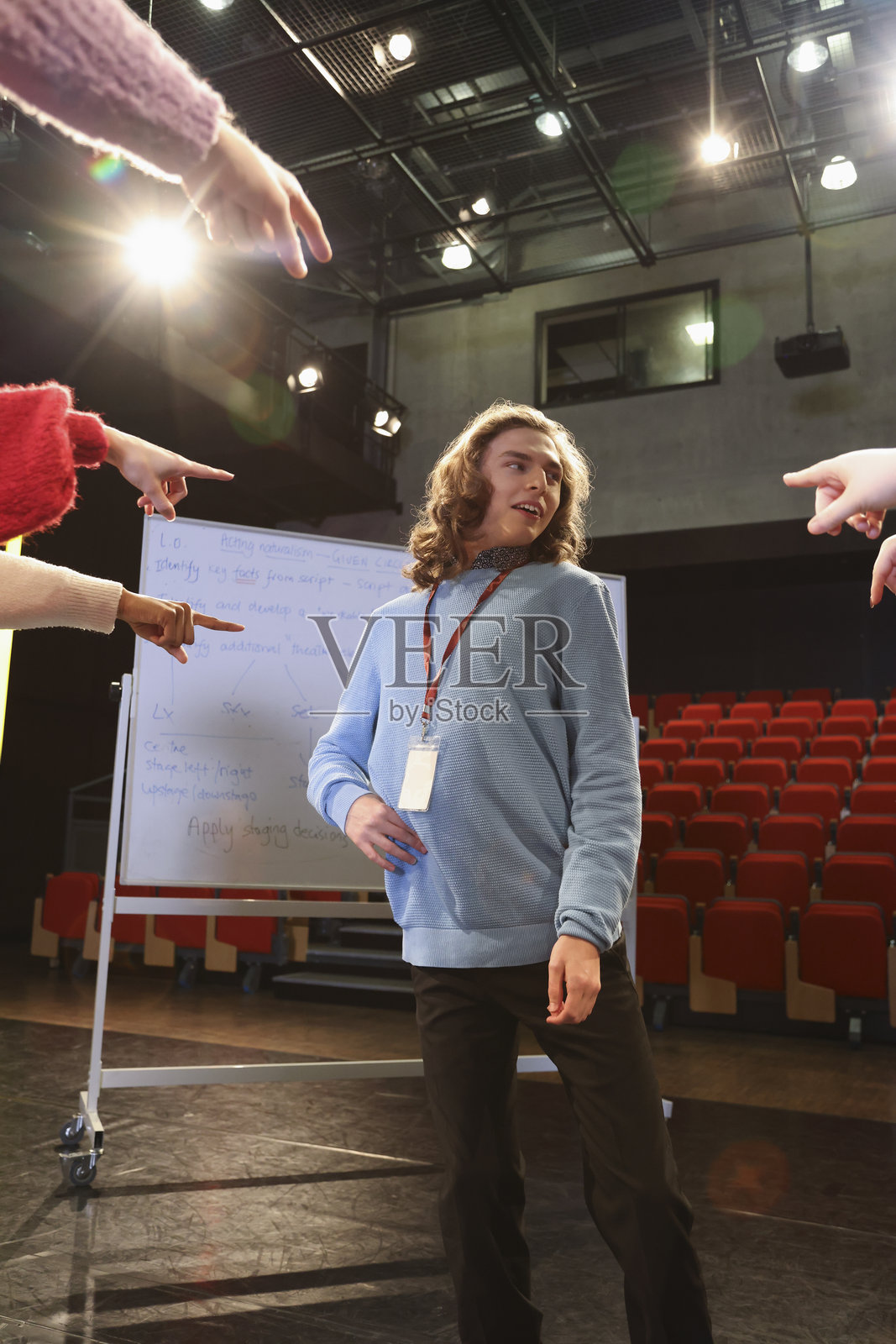 残疾人正在舞台上排练照片摄影图片