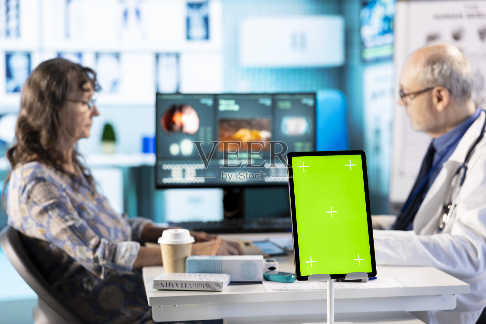 老年医生通过独立的色度键显示器确保疾病预防照片摄影图片