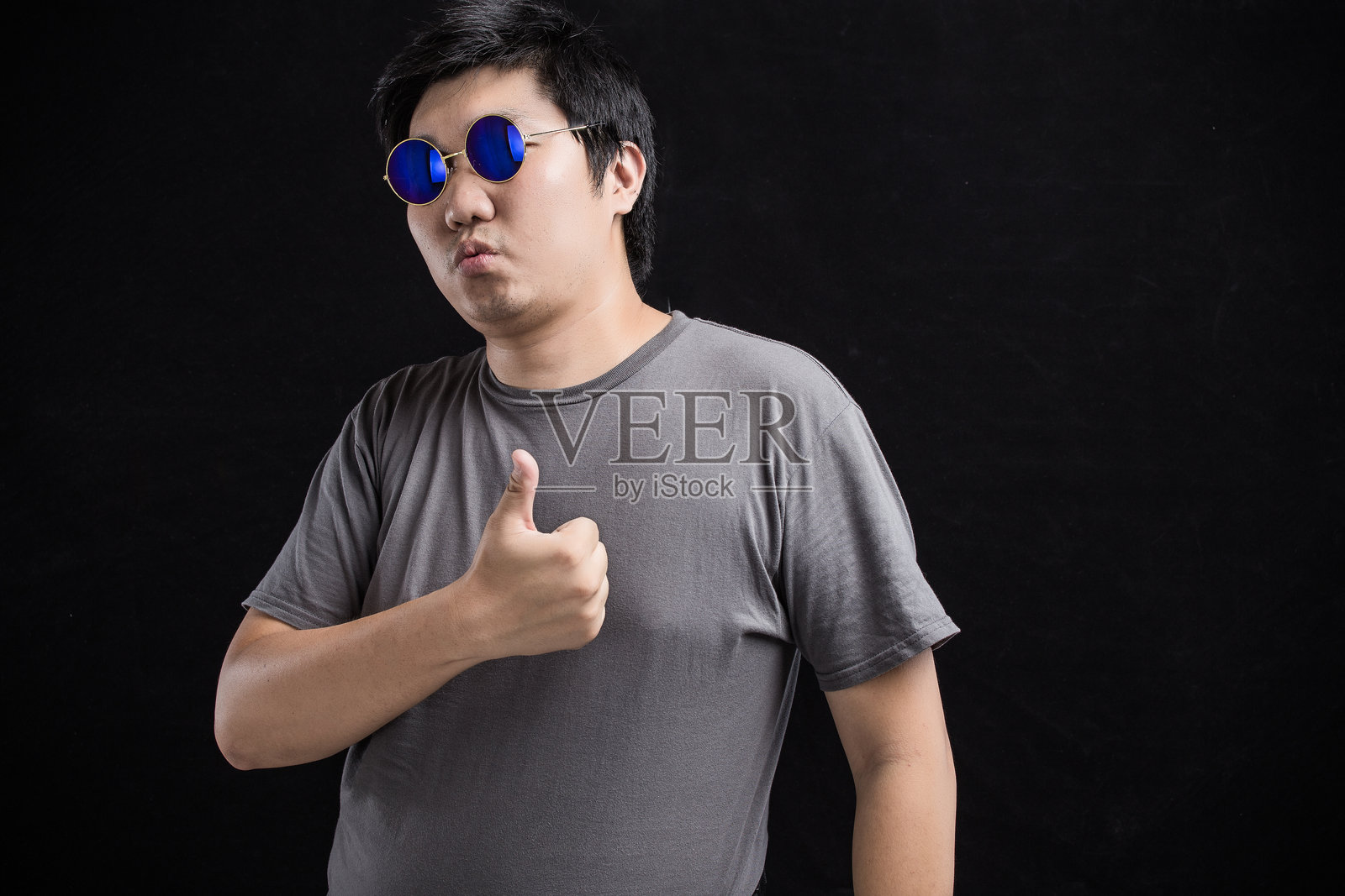 年轻男子佩戴太阳镜的肖像照片摄影图片