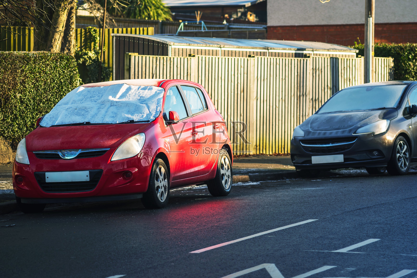 被霜雪覆盖的英国道路和汽车，位于英格兰，英国照片摄影图片