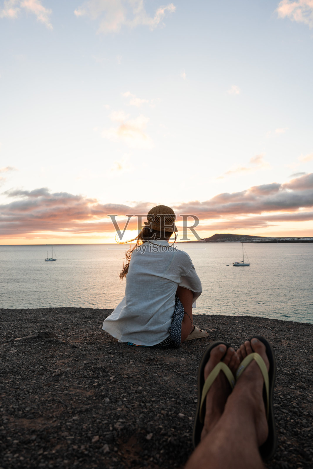 海边日落景色中的女性，悠闲地享受大自然照片摄影图片