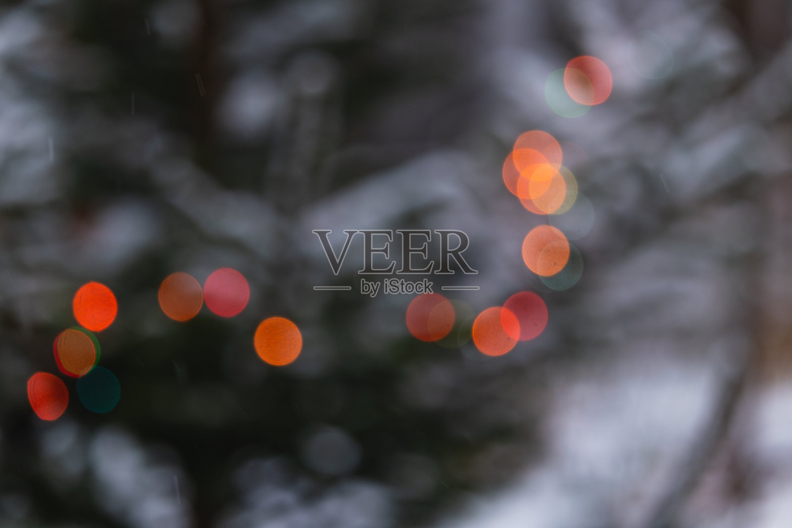 迷人的抽象画，色彩斑斓的圣诞灯光映衬在冬季雪景中照片摄影图片