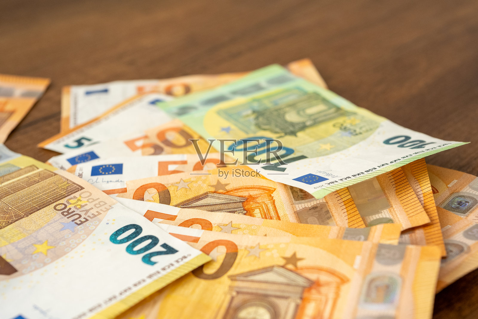 欧元纸币在旋转背景上照片摄影图片