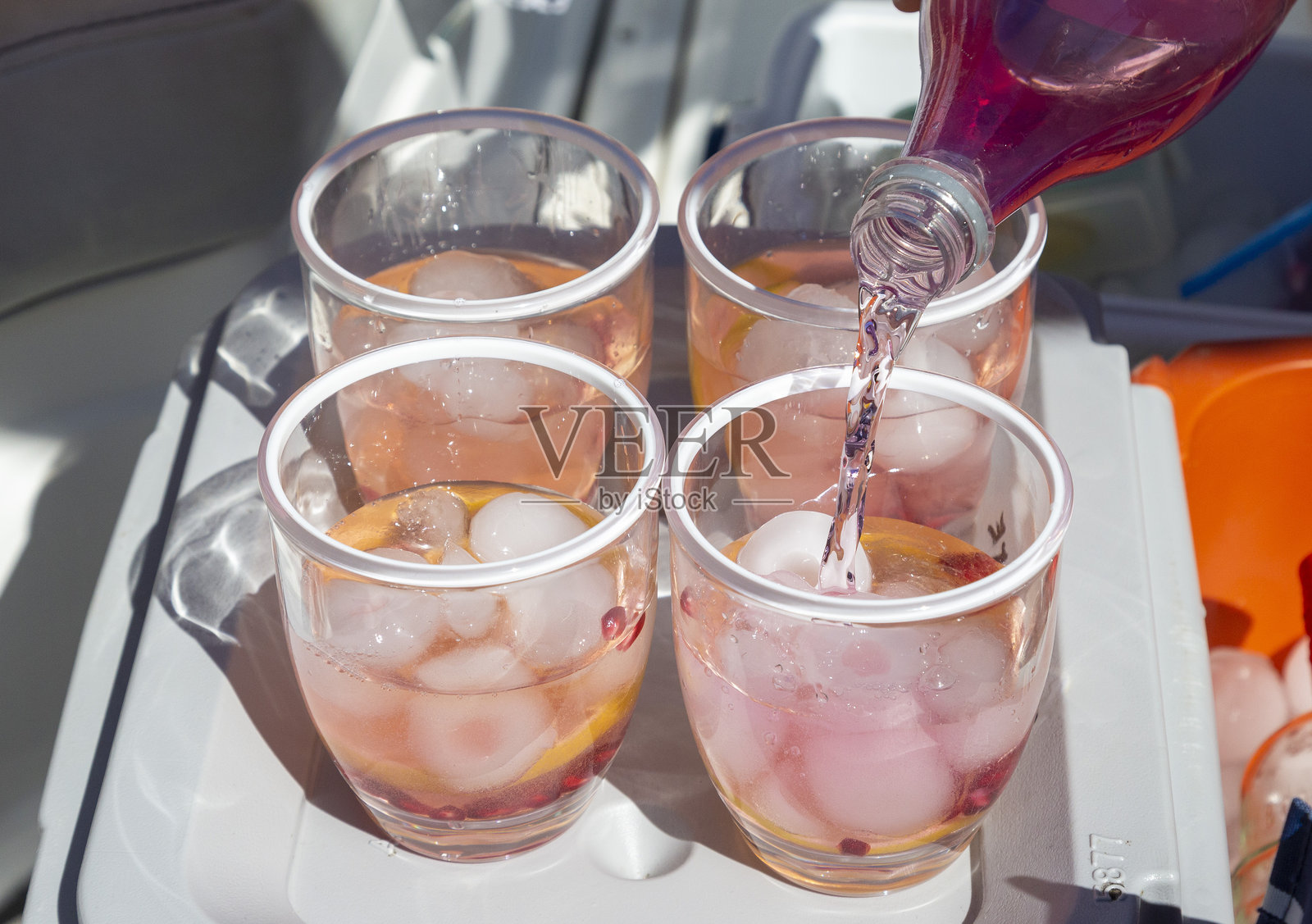 五彩缤纷的金汤力照片摄影图片