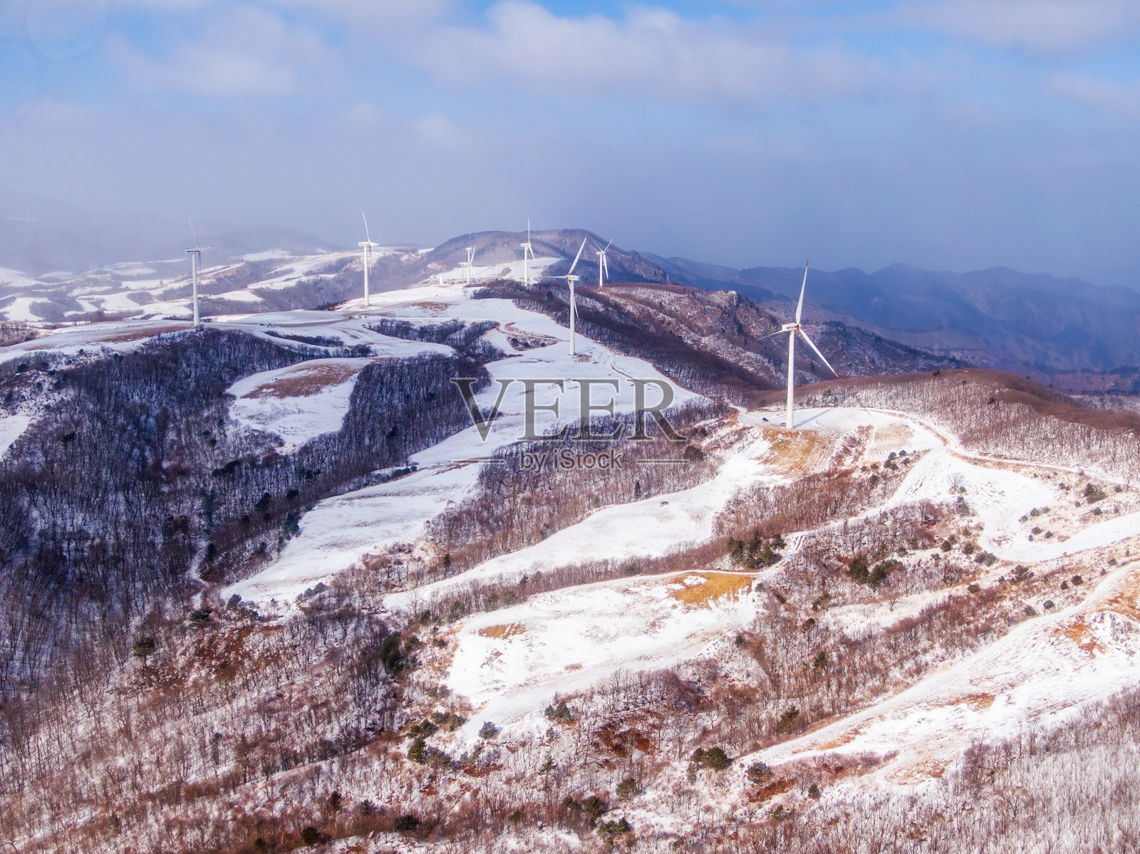 平昌郡三养牧场的雪景与风力发电机照片摄影图片