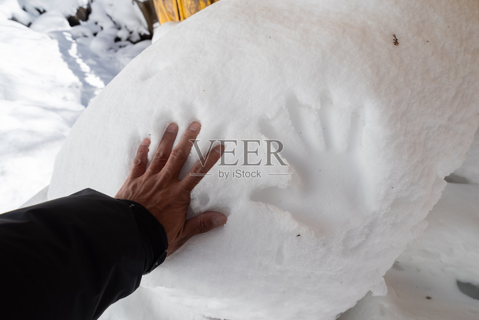 雪地上的手印照片摄影图片