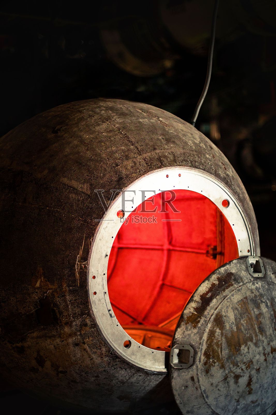 带开放舱口的工业金属舱照片摄影图片