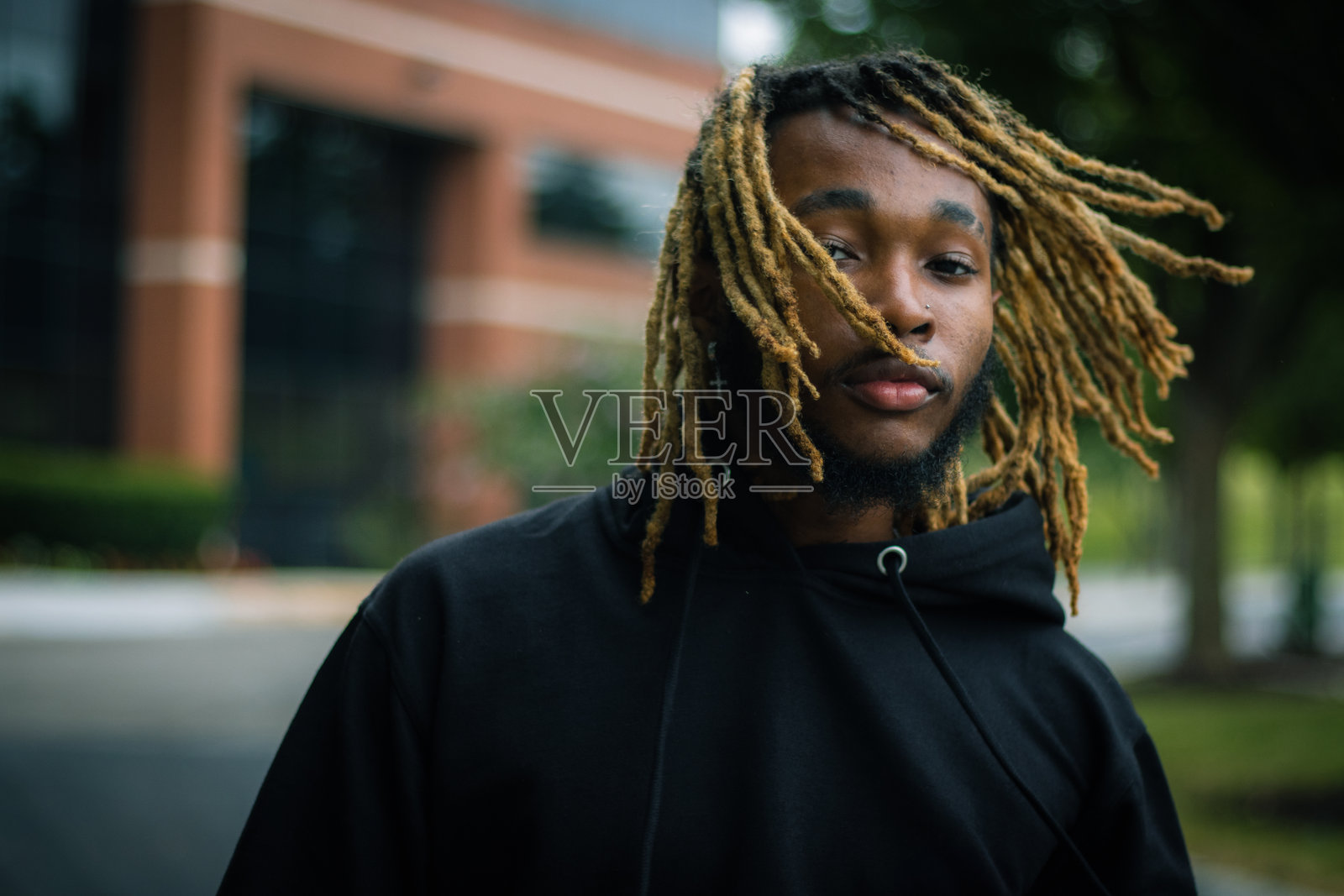 青少年男性肖像。年轻的非裔美国男性，留着锁发，生活方式概念摄影。大学生年龄段。照片摄影图片