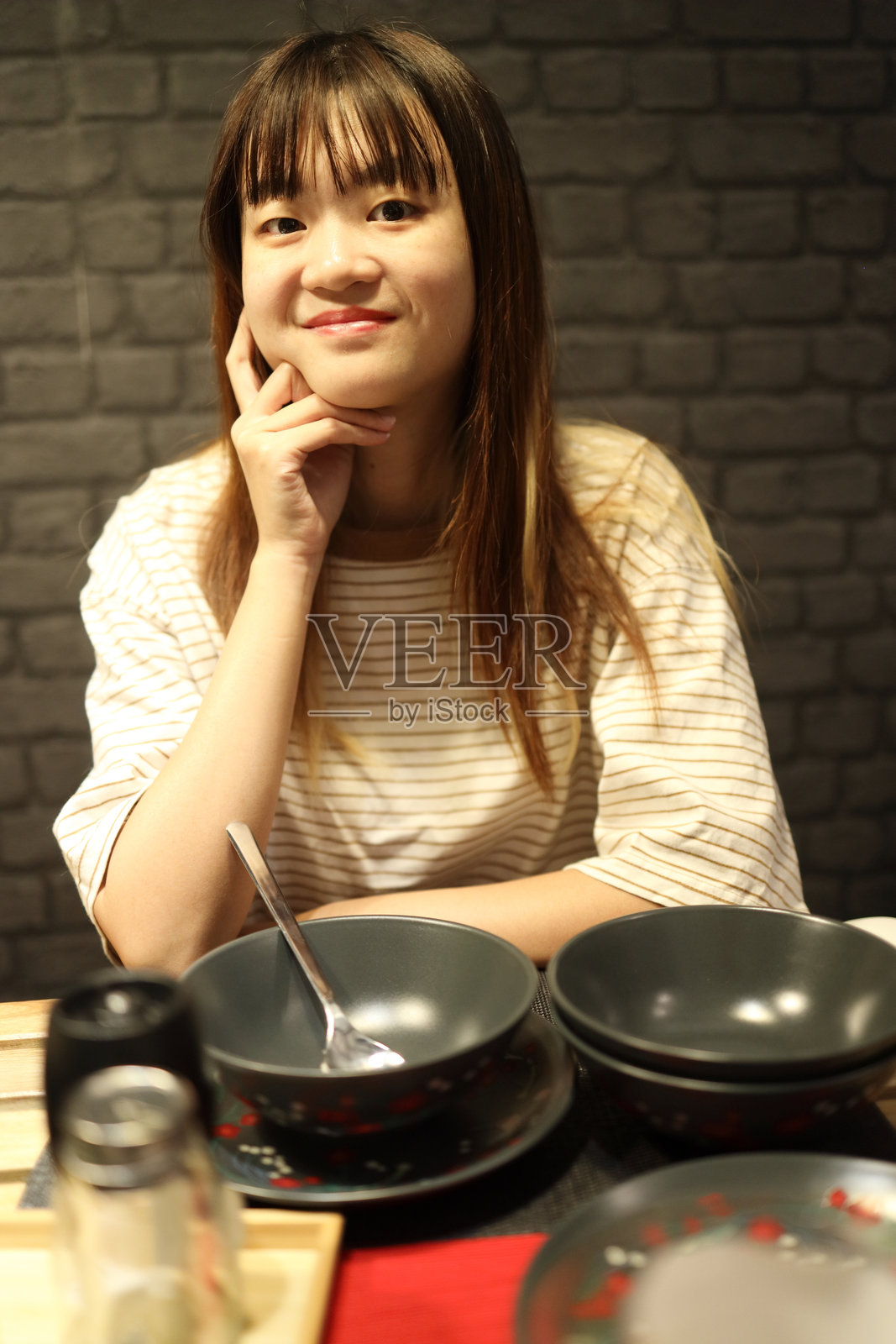 在餐厅里照片摄影图片