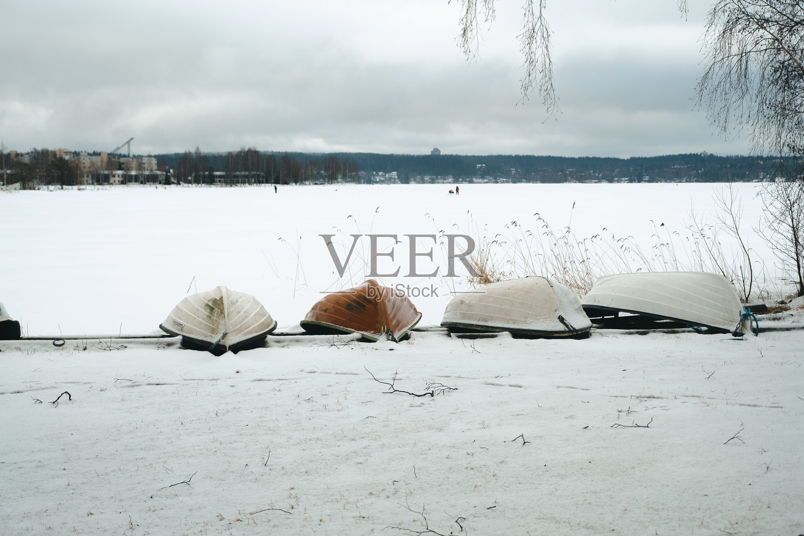冬季风景，湖岸线和被雪覆盖的船只。照片摄影图片