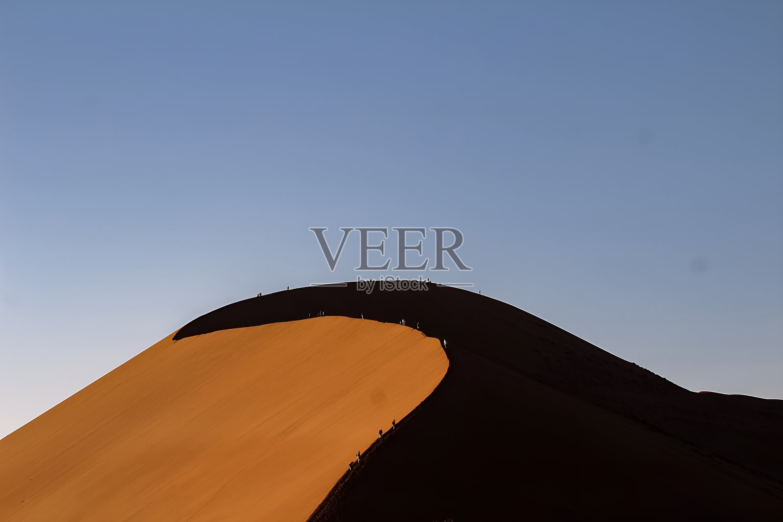 纳米比亚索苏斯弗雷沙丘上的登山者在日出时分照片摄影图片