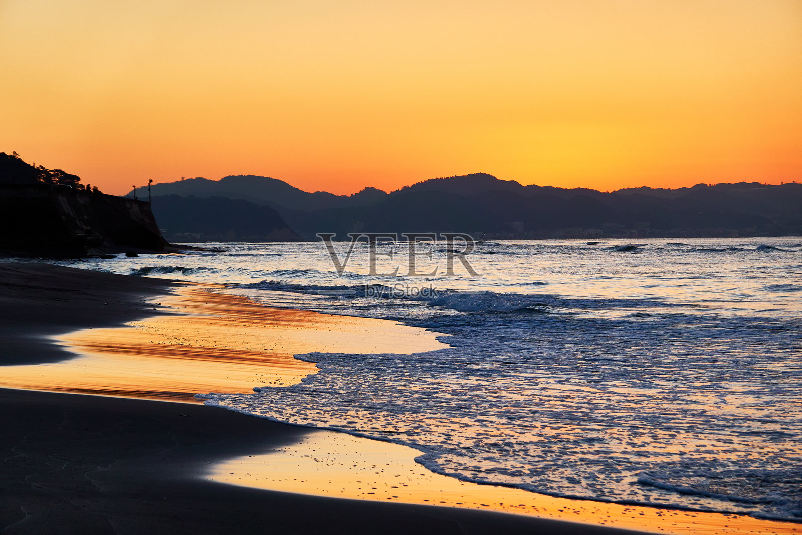 日出时分，海面与阴郁天空的美丽景色照片摄影图片