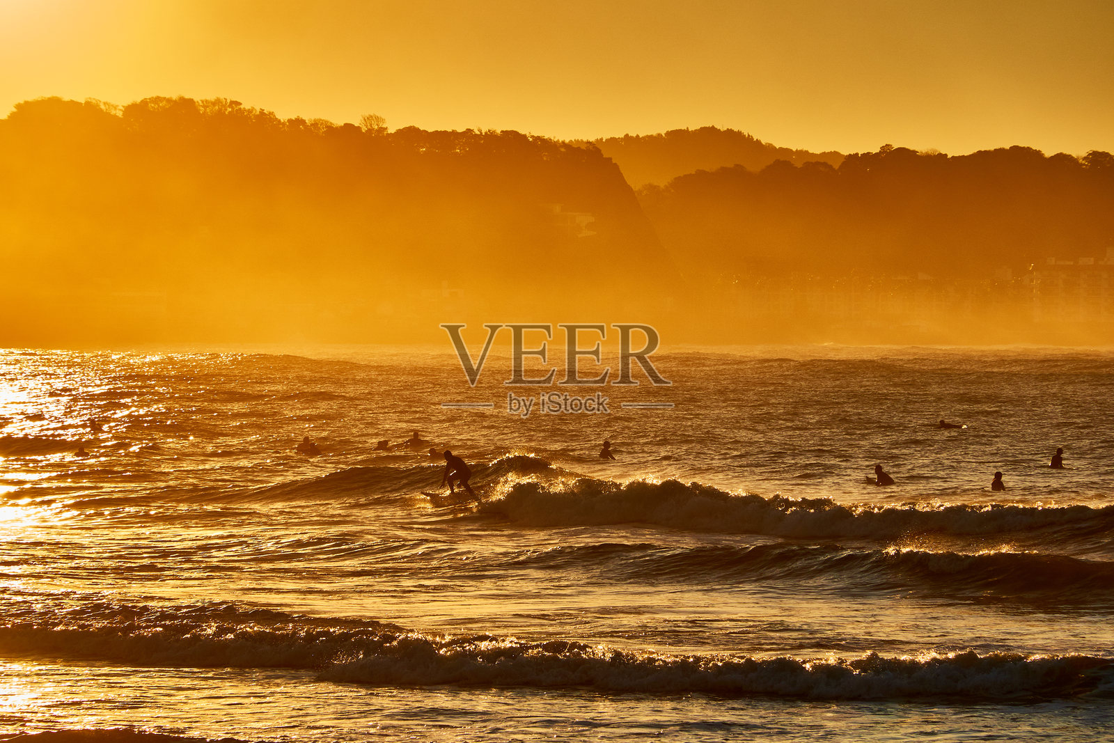 日出时分，海洋与波涛拍打岸边的壮丽景色与戏剧性的天空照片摄影图片