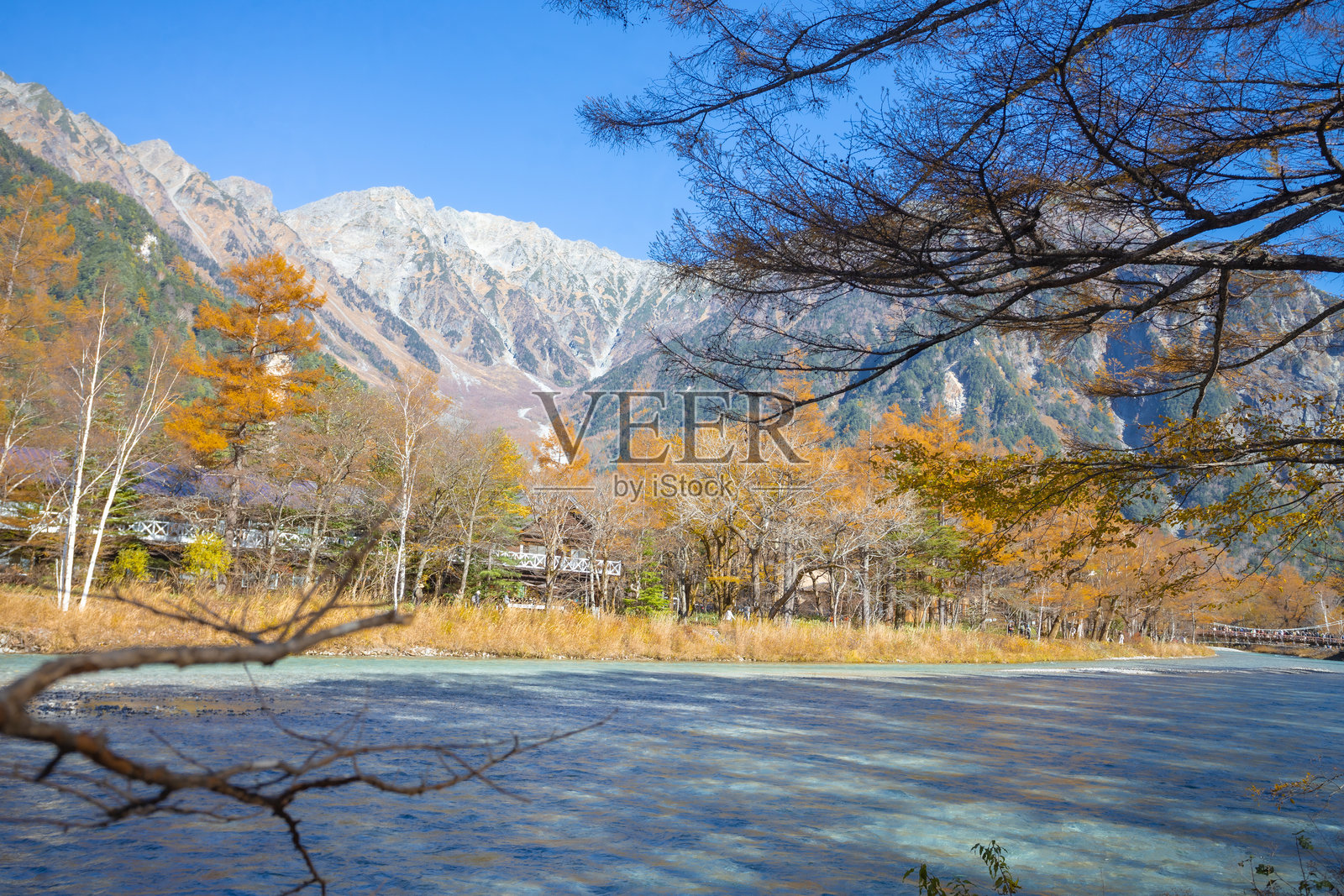 上高地在秋季红叶时节拥有美丽的氛围，位于日本长野的日本阿尔卑斯山脉。照片摄影图片