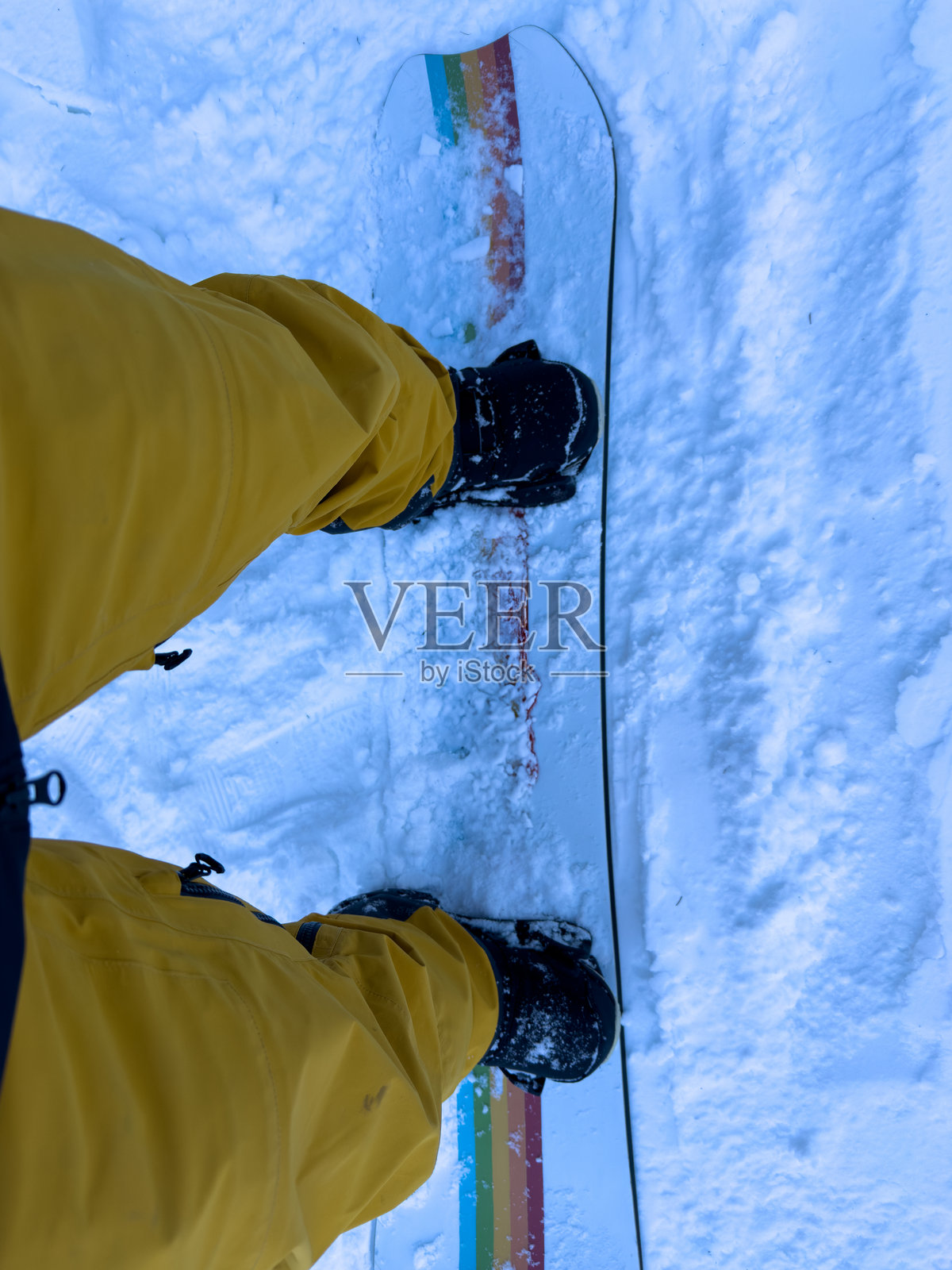 滑雪者视角的雪覆盖斜坡照片摄影图片