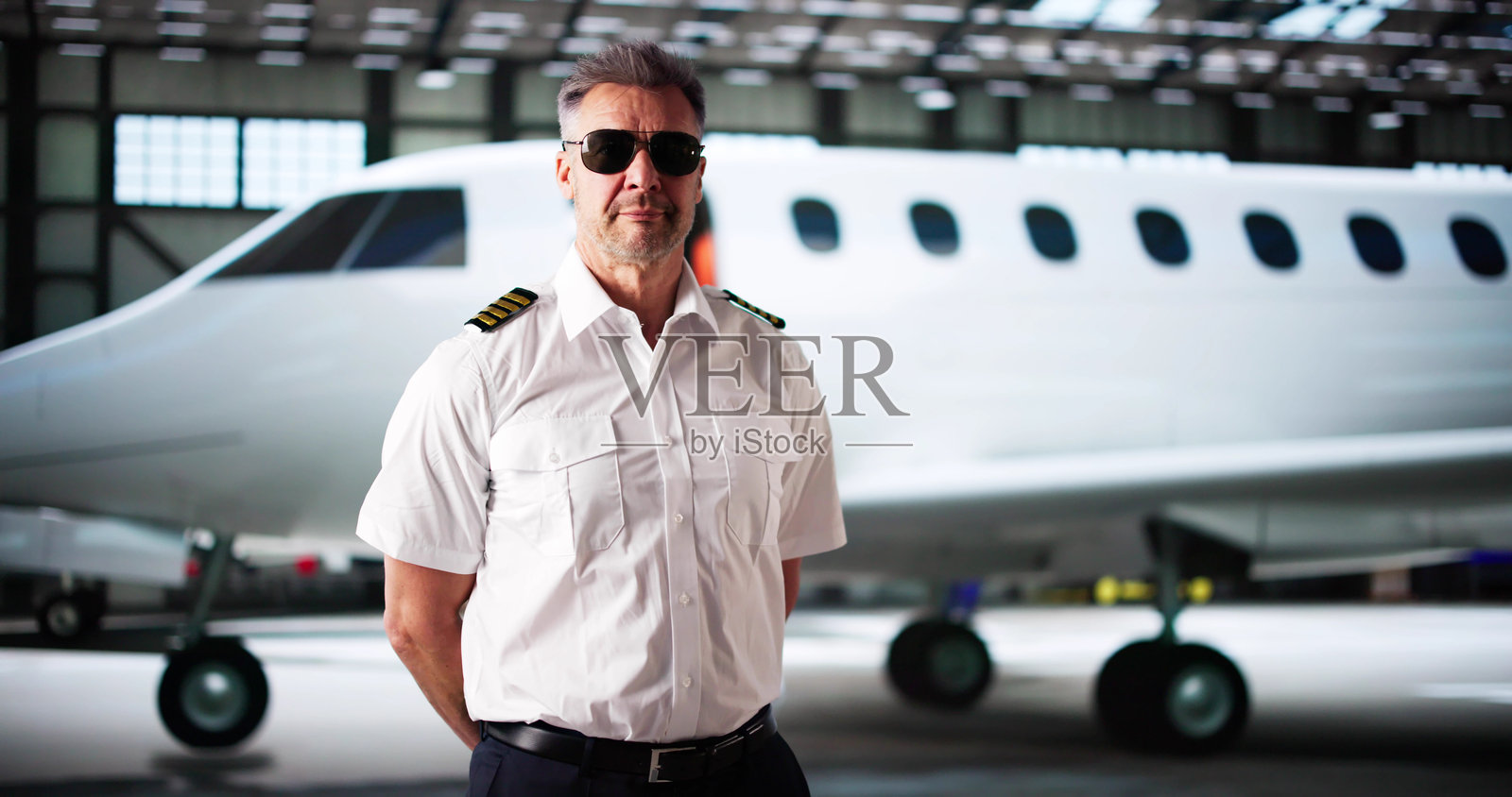 私人飞机机长穿着制服。小型飞机照片摄影图片