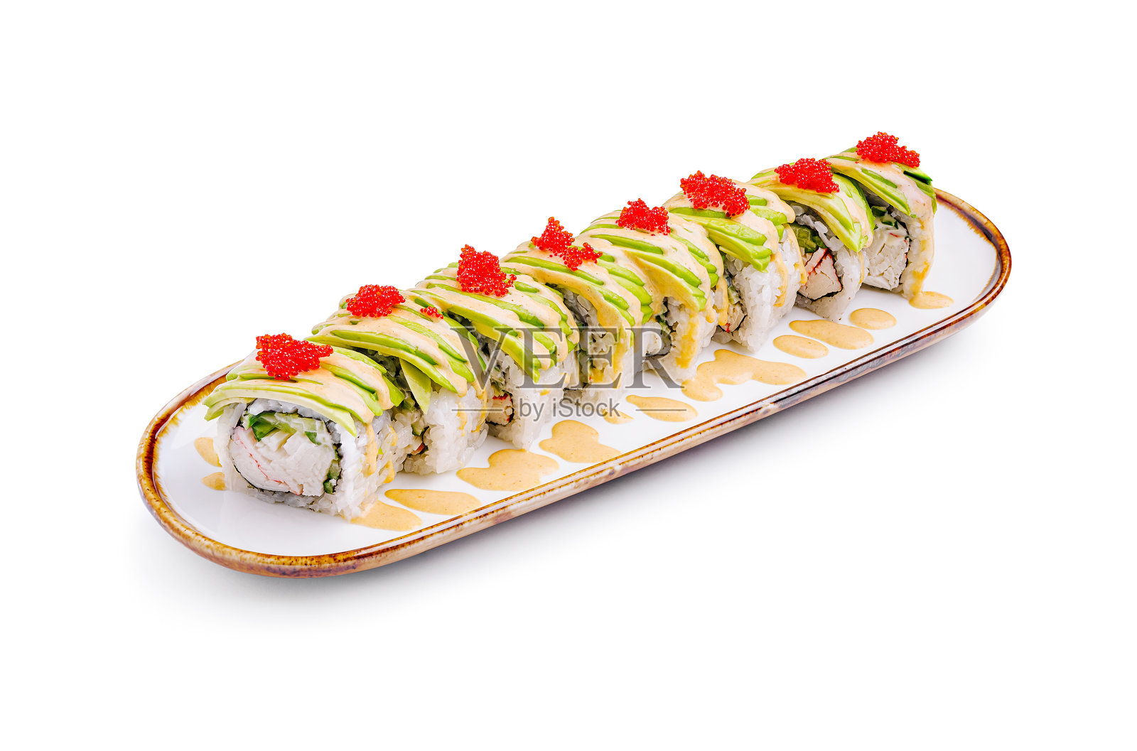 新鲜的寿司卷优雅地摆放在装饰盘上，配以丰富的配料和酱汁，为愉悦的用餐体验增添色彩。照片摄影图片