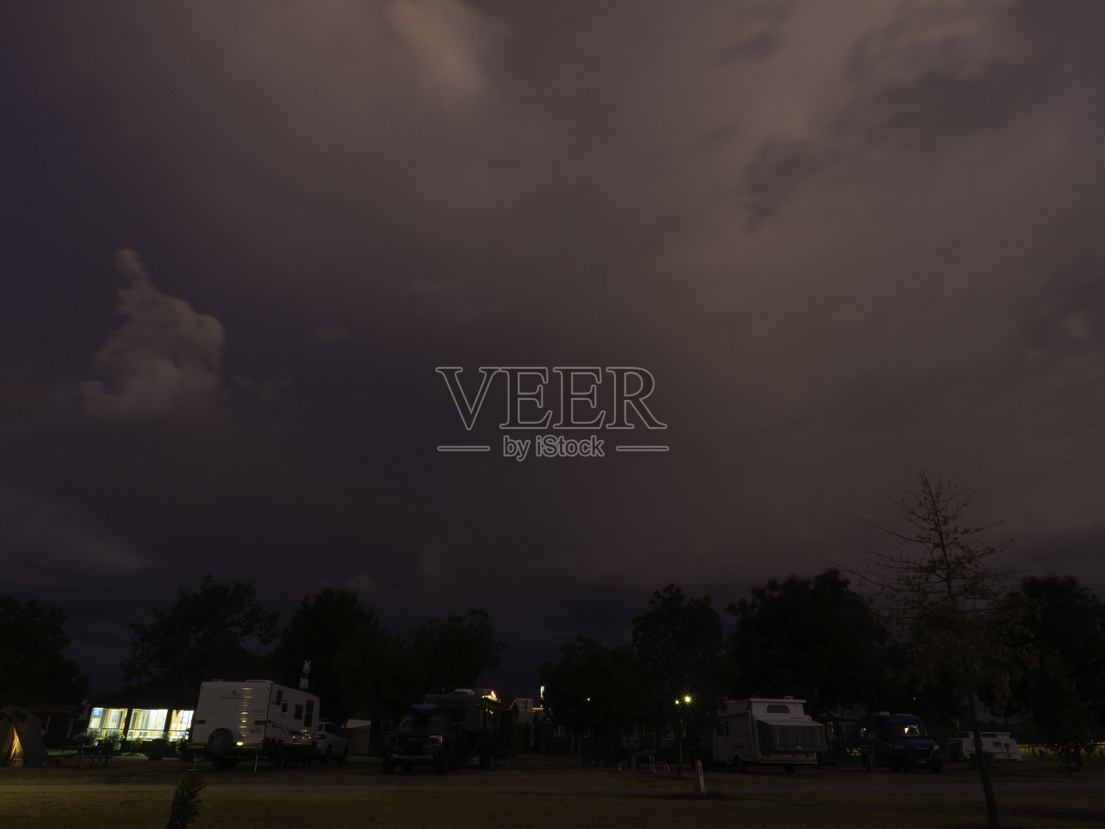阴暗的暴风云笼罩着房车公园照片摄影图片