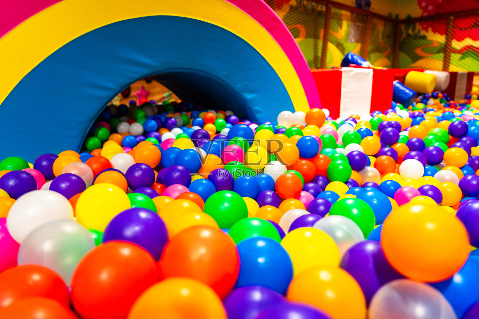 五彩缤纷的彩虹球池，为孩子们提供生动有趣的感官游戏。照片摄影图片