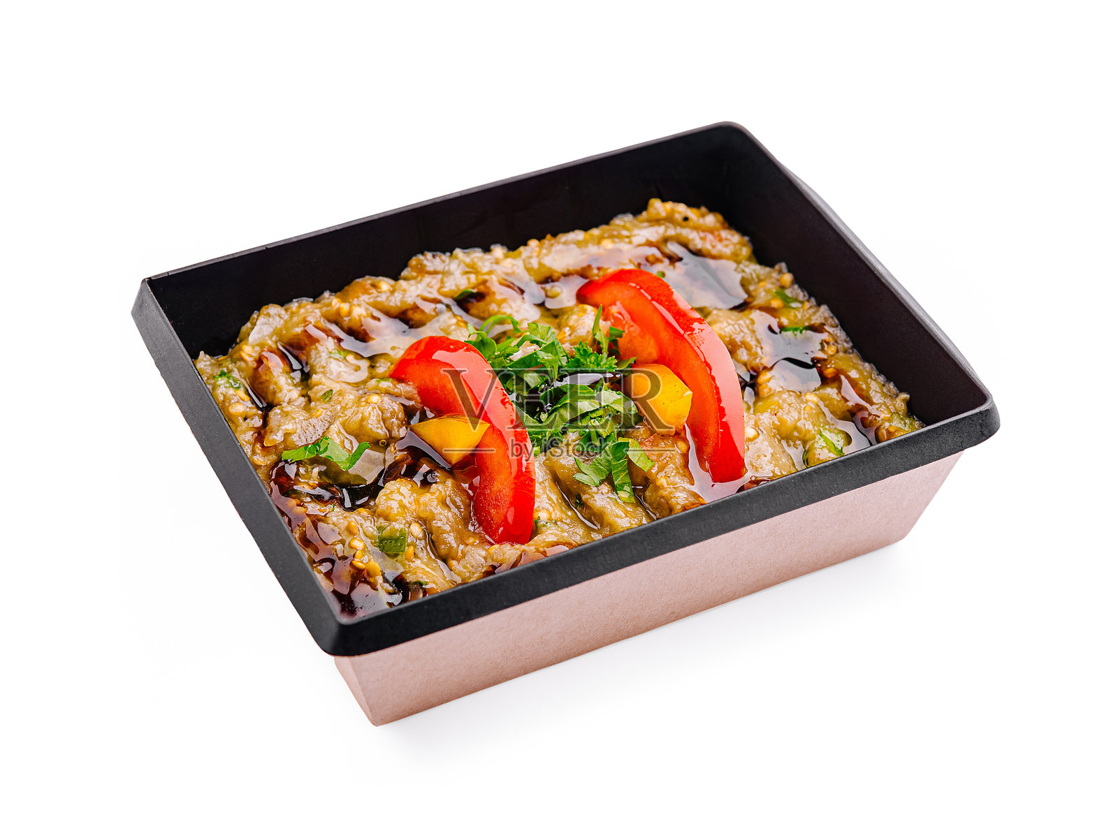 美味的菜肴，配有嫩滑的肉类、多彩的蔬菜和浓郁的酱汁，背景为白色。照片摄影图片