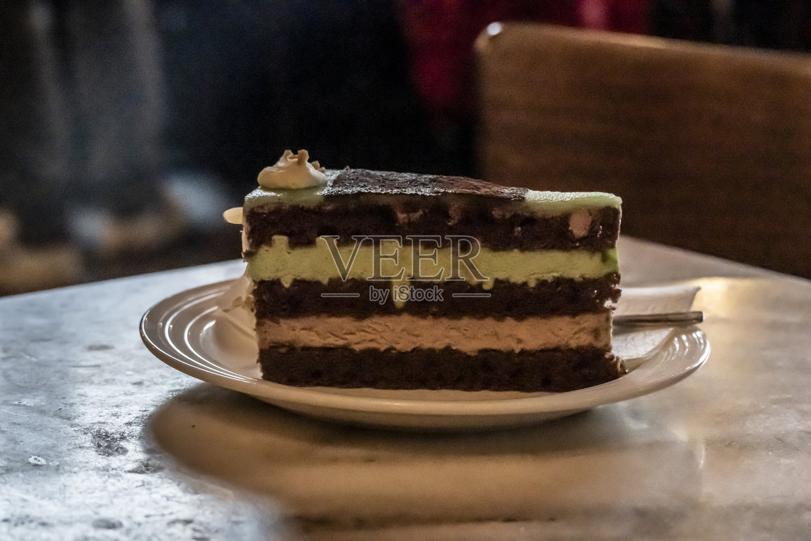 典型的维也纳分层巧克力蛋糕。照片摄影图片