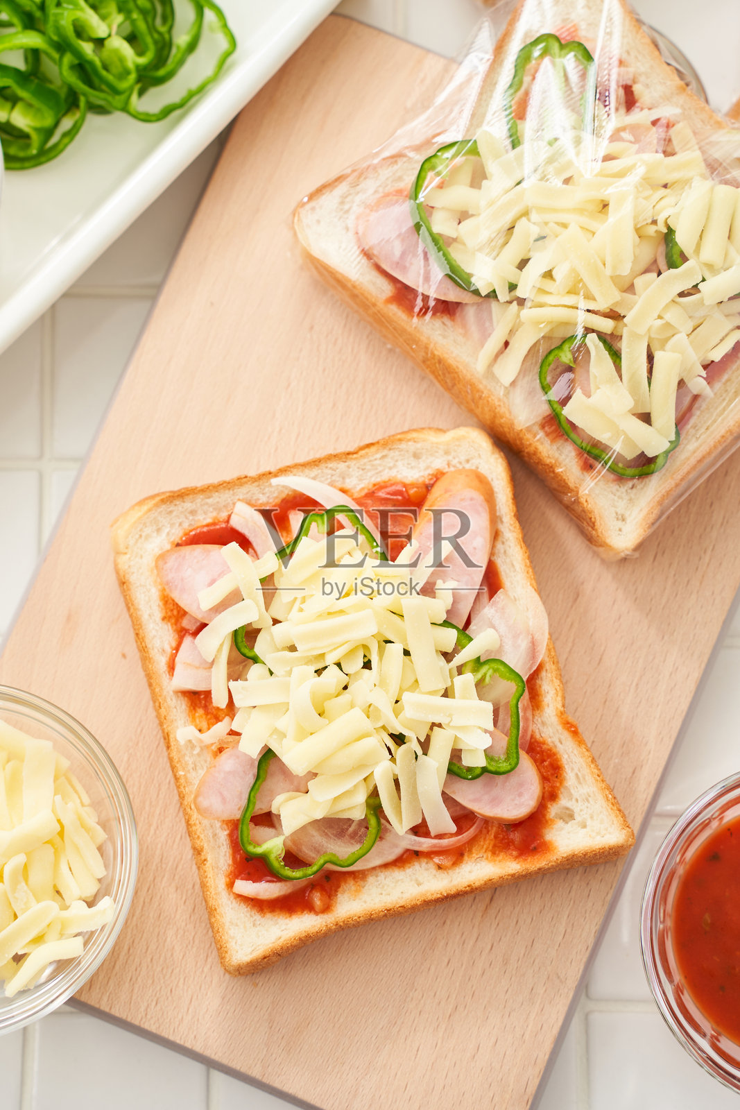 自制披萨吐司准备 – 适合全家人的提前制作食谱照片摄影图片