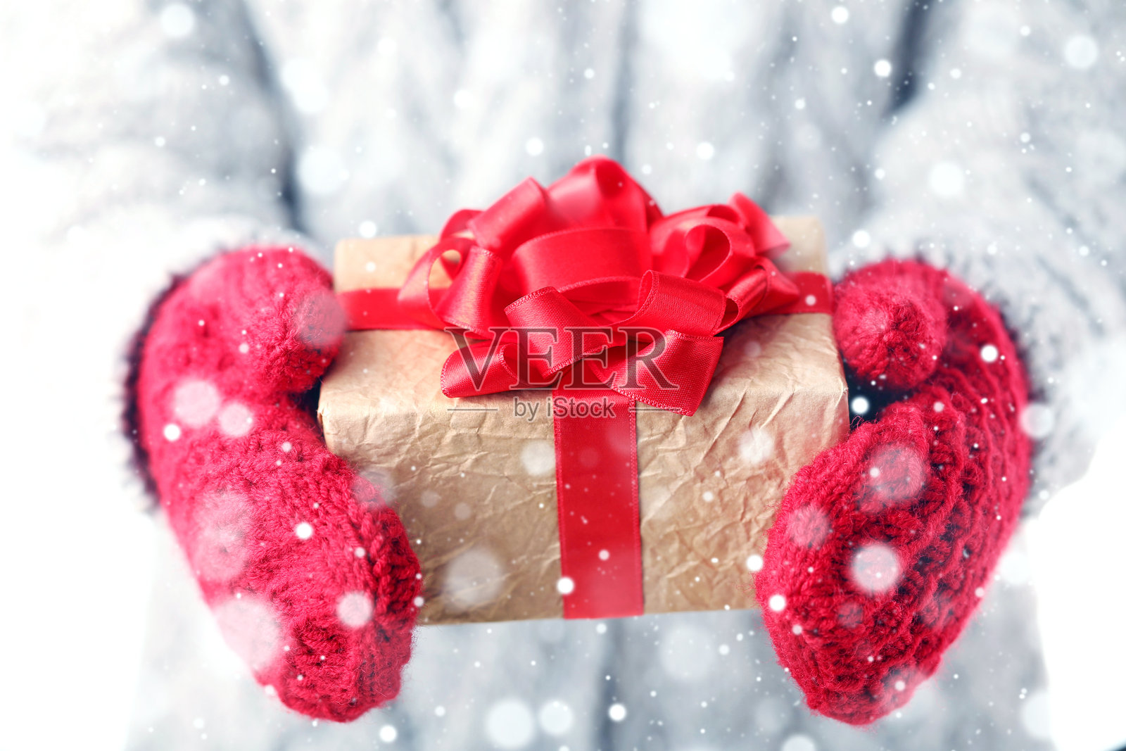 女性手握着带丝带的礼品盒照片摄影图片