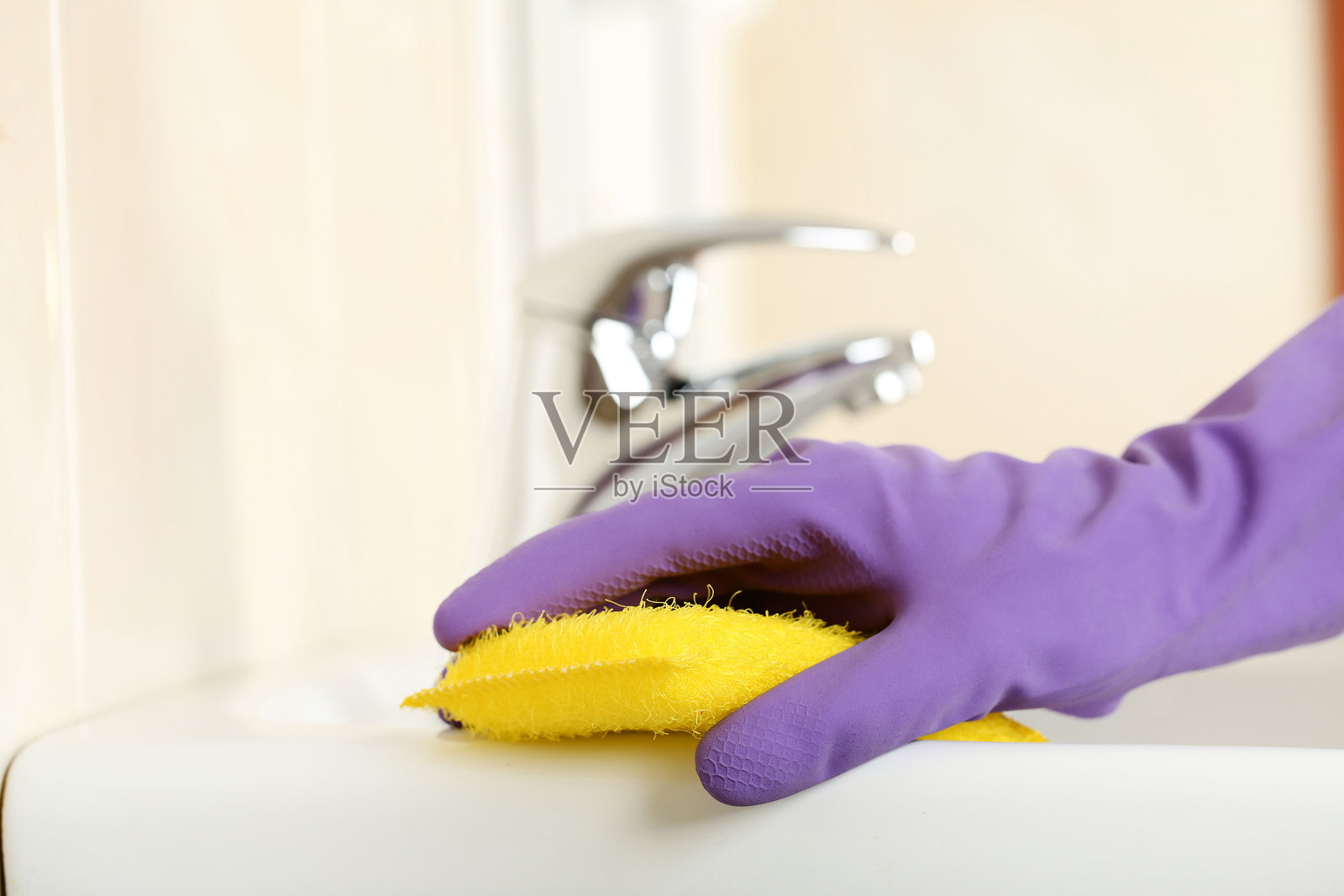 手套清洁浴室水龙头照片摄影图片