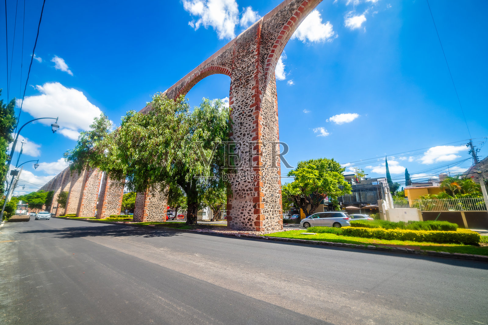 在克雷塔罗拱门旁的汽车和大道照片摄影图片