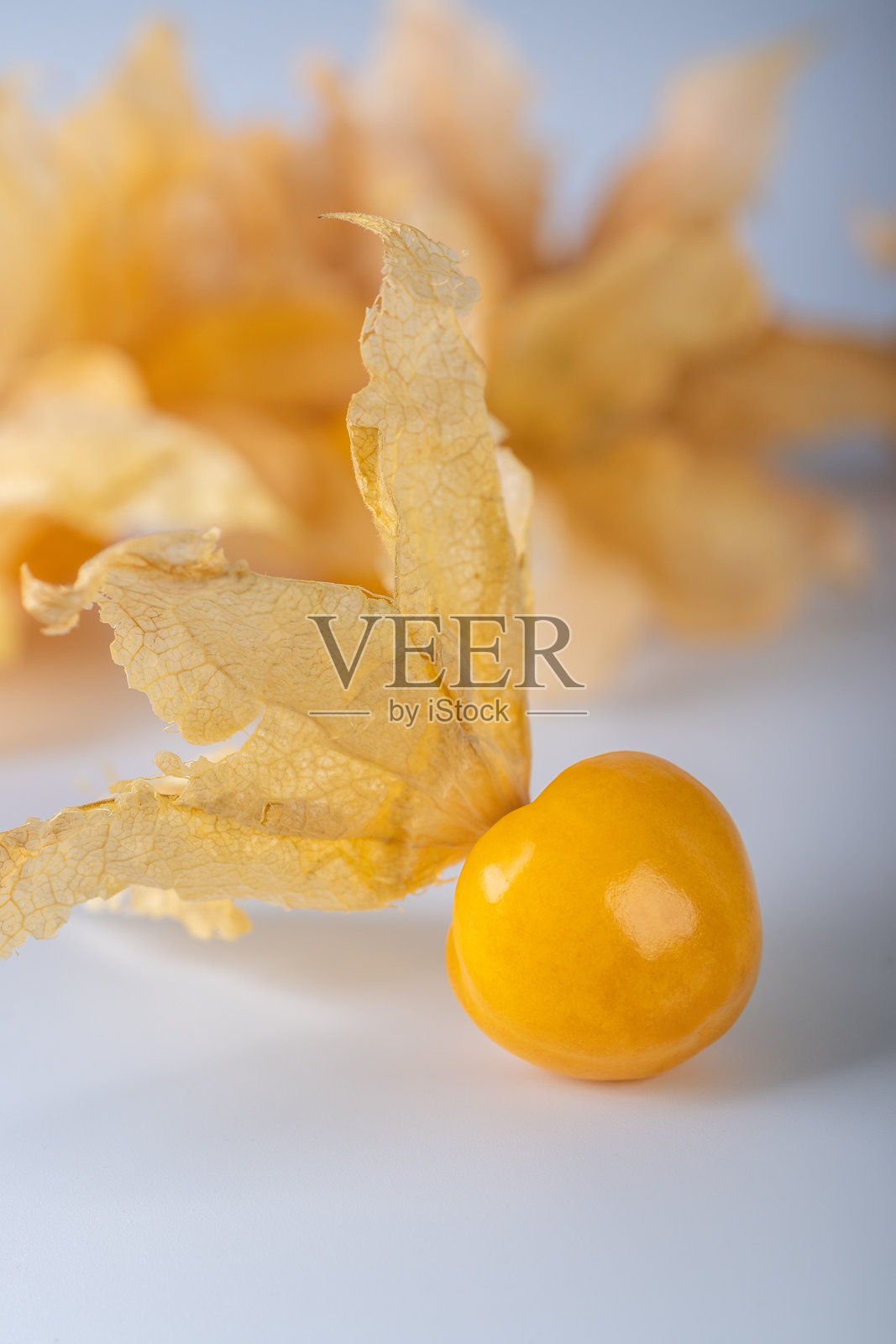 白色背景上的金色浆果特写照片摄影图片