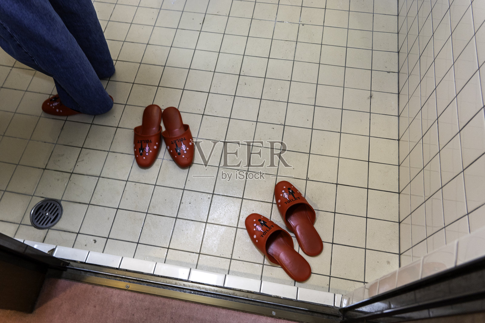 京都浴室中传统鞋履的体验，拖鞋欢迎游客并突显文化特色照片摄影图片