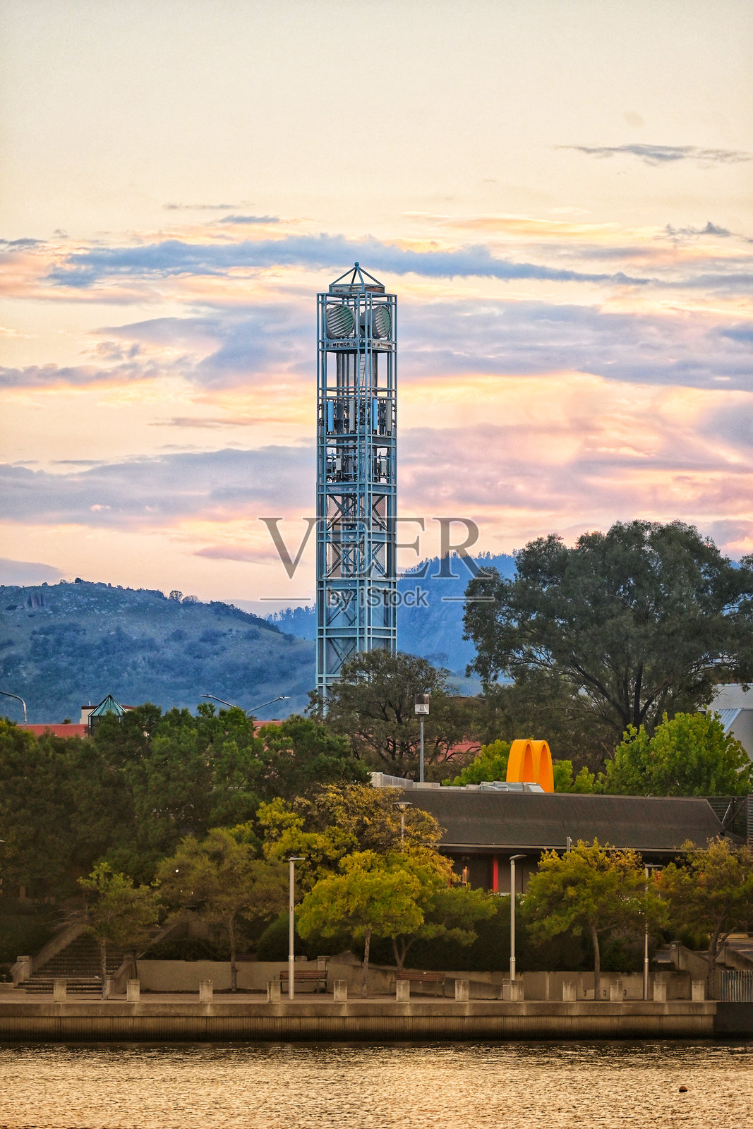 图格朗农郊区。俯瞰堪培拉ACT的图格朗农湖，穿过公寓楼，远望云朵。照片摄影图片