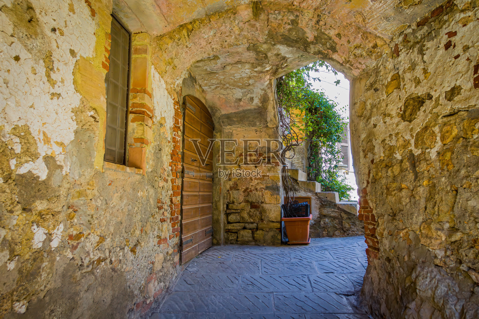 探索卡帕尔比奥迷人的小巷，发现托斯卡纳的隐秘角落照片摄影图片