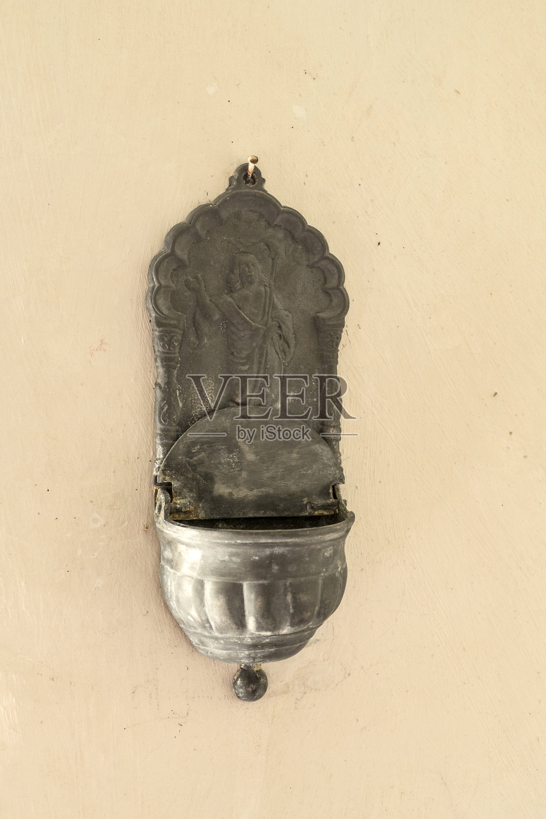 德国巴伐利亚慕尼黑圣雅各之路上的宗教和基督教物品及蜡烛照片摄影图片