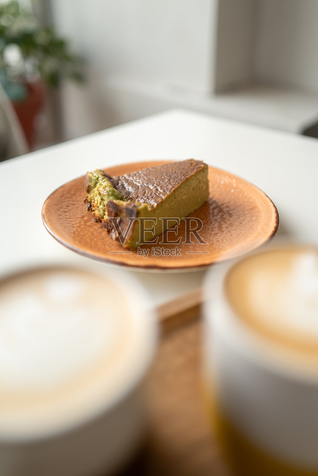 美味的抹茶巴斯克奶酪蛋糕配咖啡照片摄影图片