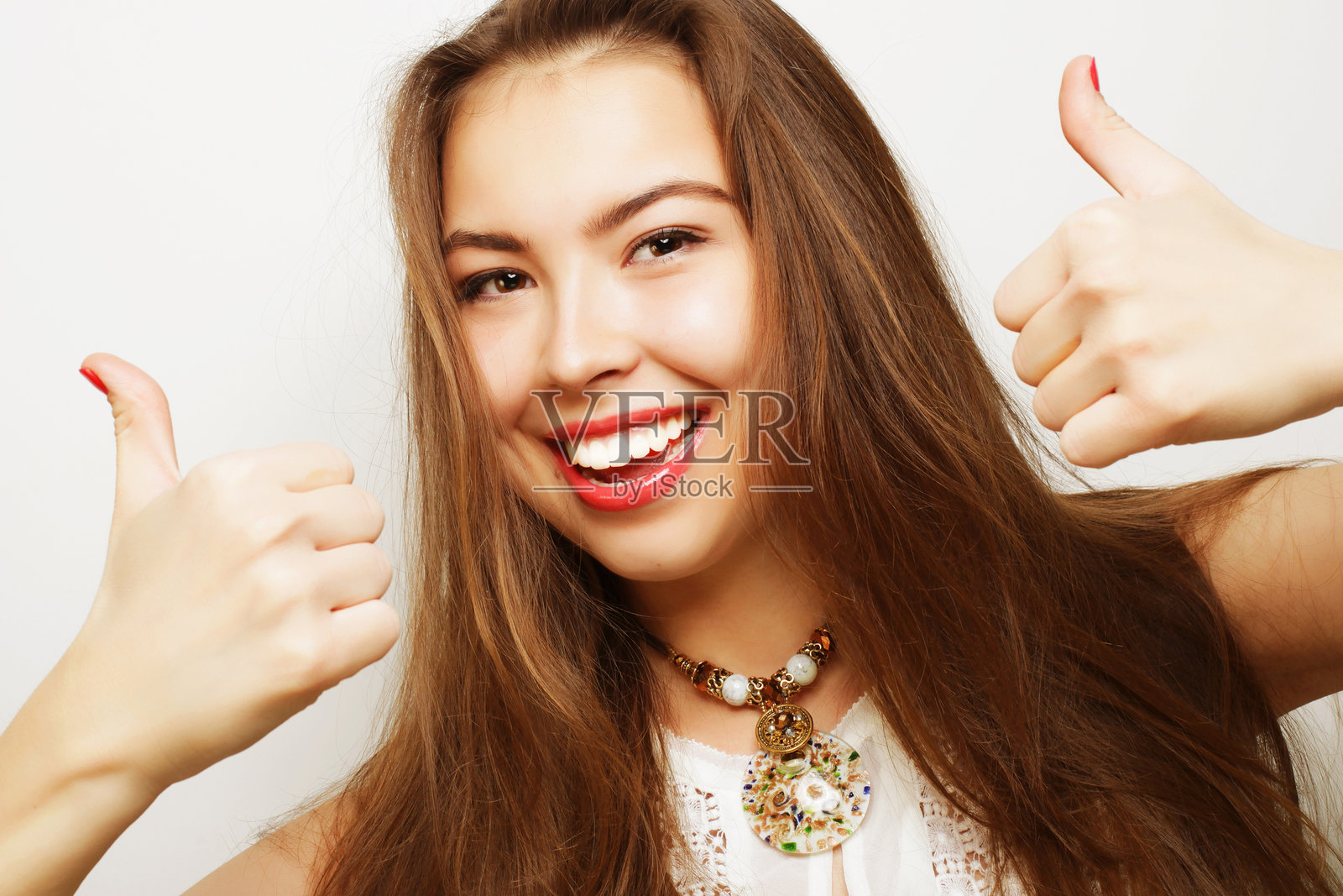 美丽年轻的惊讶女性。摄影棚拍摄。照片摄影图片