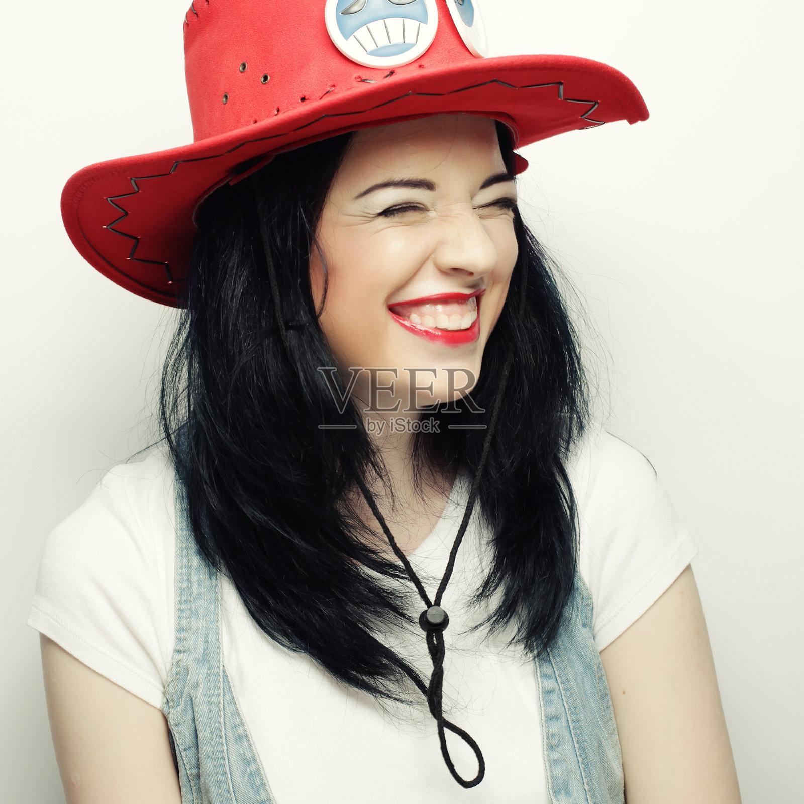 时尚嬉皮女孩的肖像，戴着红色帽子照片摄影图片
