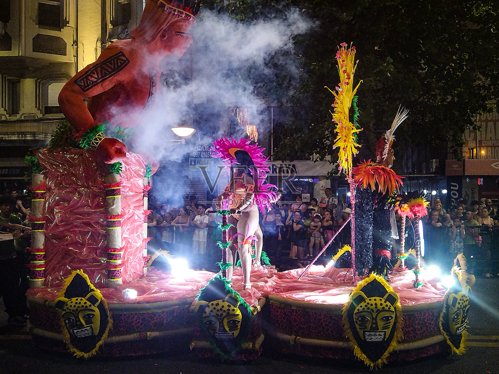 蒙得维的亚狂欢节的桑巴学校游行，乌拉圭照片摄影图片