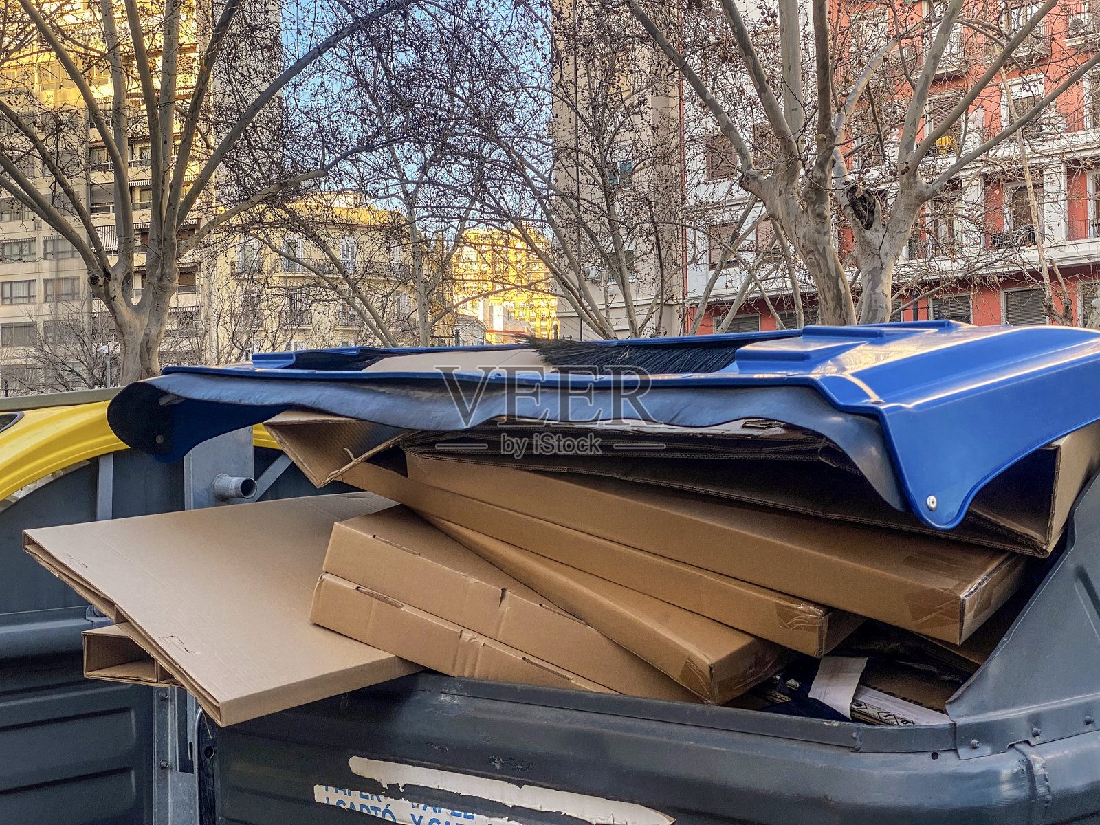 街道上的垃圾箱里装满纸箱照片摄影图片