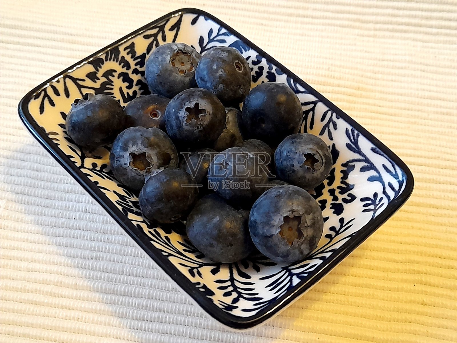 小盘子上的蓝莓照片摄影图片