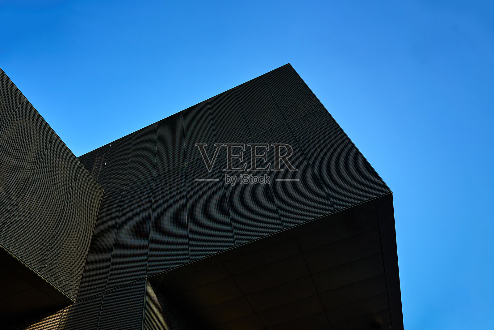 现代黑色建筑与几何设计映衬蓝天照片摄影图片