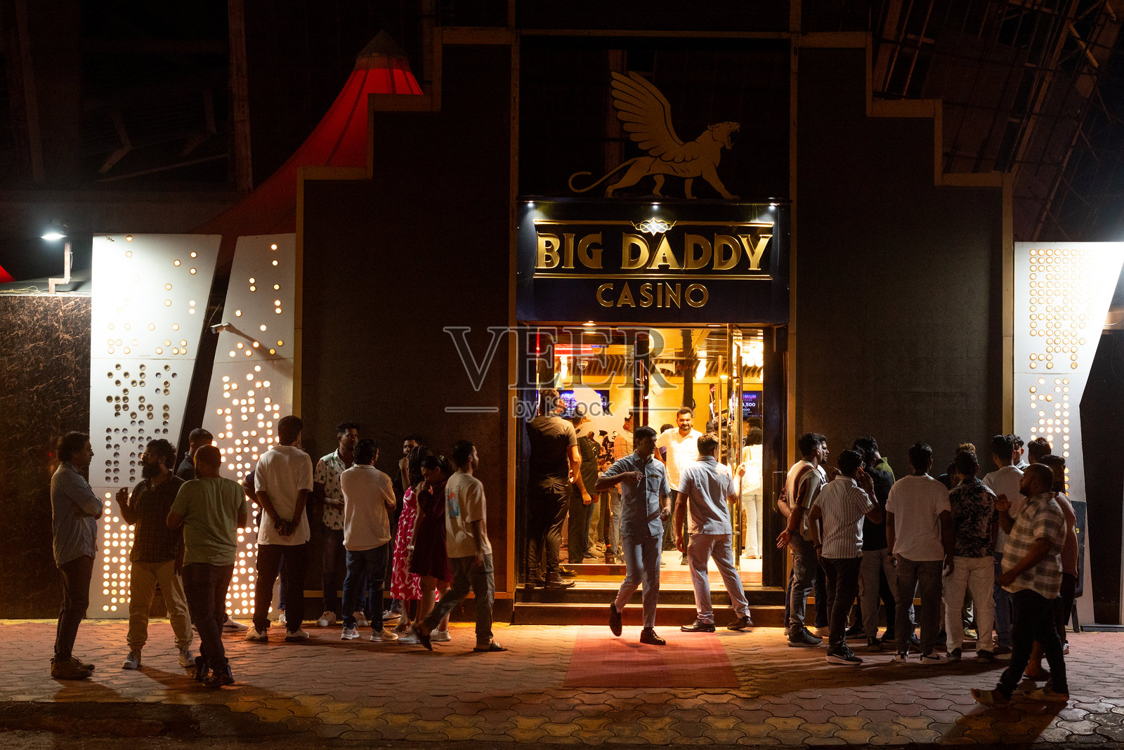 印度果阿邦帕纳吉,2024年10月4日,帕纳吉的丰坦哈斯地区夜晚的复古建筑和色彩斑斓的葡萄牙房屋。度假时在果阿值得一游的地方。照片摄影图片