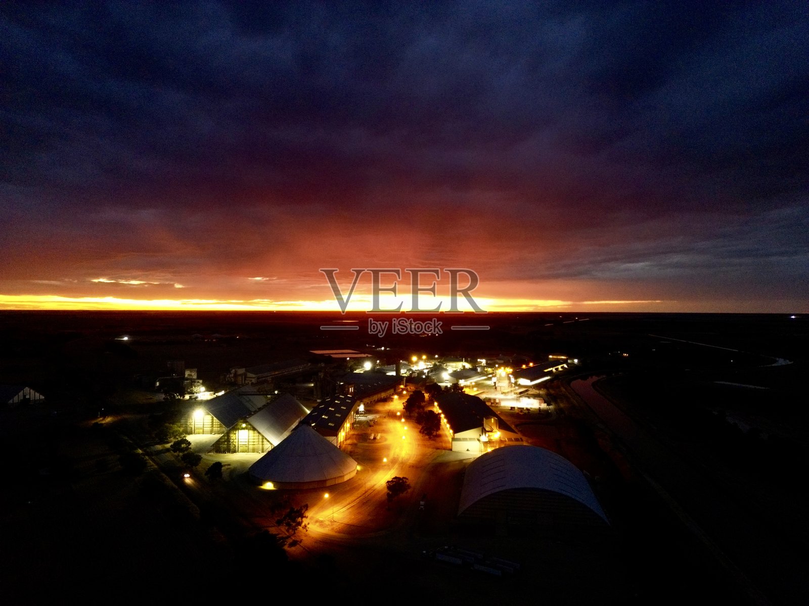 点亮的米厂照片摄影图片