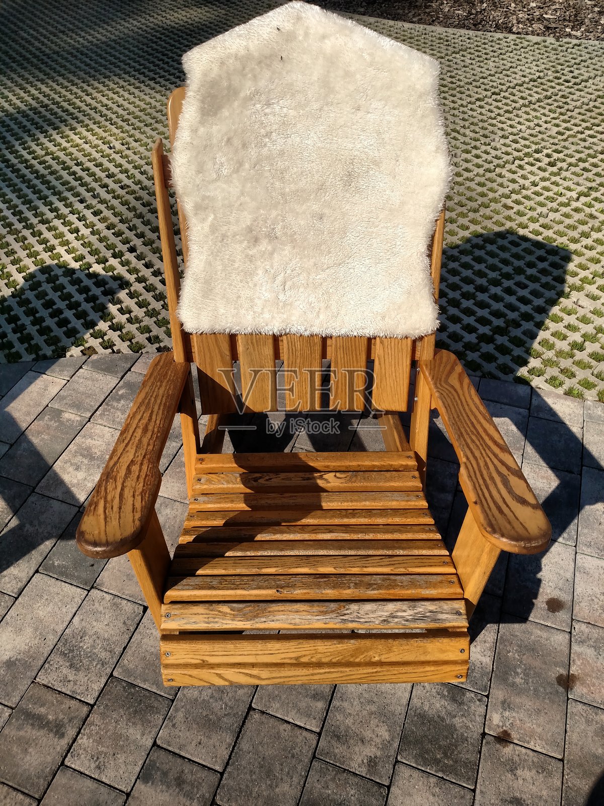 带羊毛罩的木质扶手椅，舒适的垂直椅子照片摄影图片