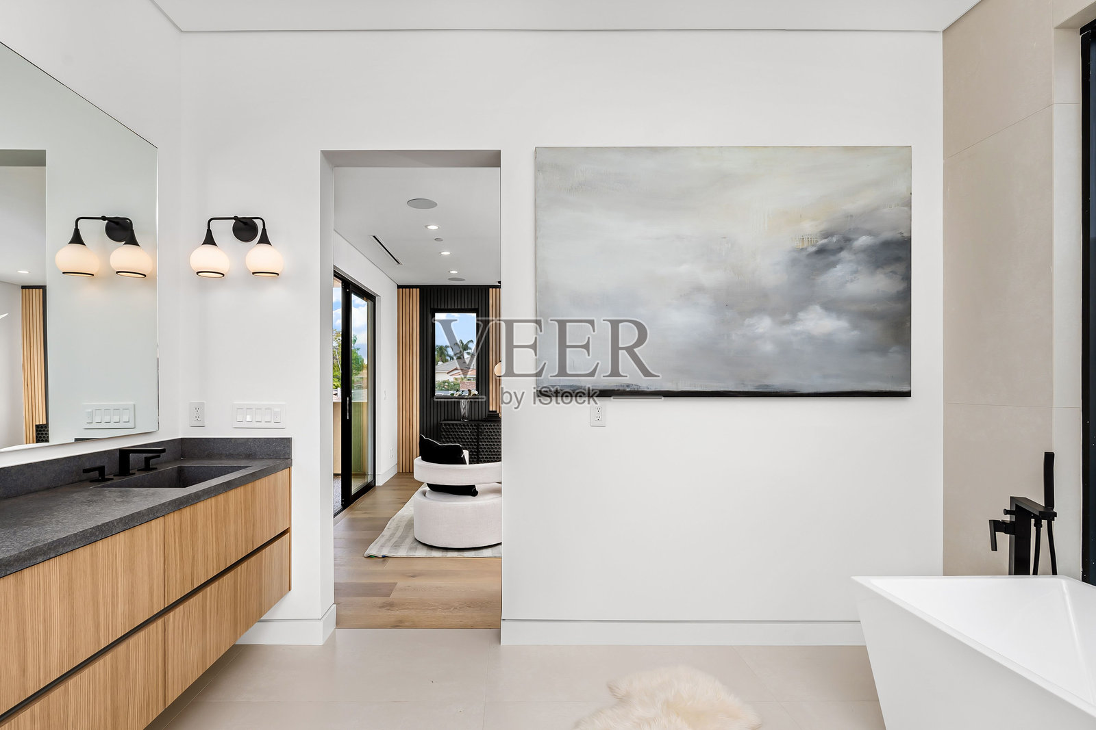 现代浴室配有木质梳妆台和抽象艺术作品照片摄影图片