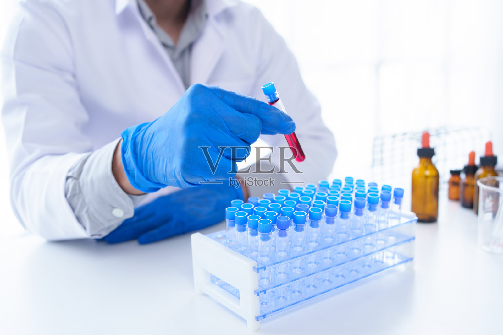 科学家们正在实验室测试新药，以测试研究中的一些新出现的疾病和新出现的疾病治疗方法。照片摄影图片